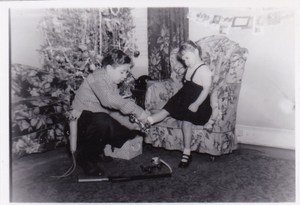 Pete tying Jan shoes-Christmas 1957.jpg